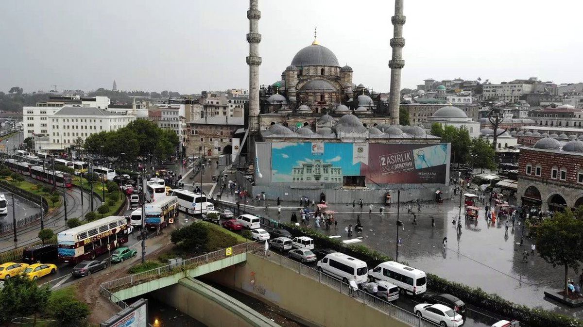 Şiddetli yağış sonrası Eminönü\'ndeki son durum havadan görüntülendi
