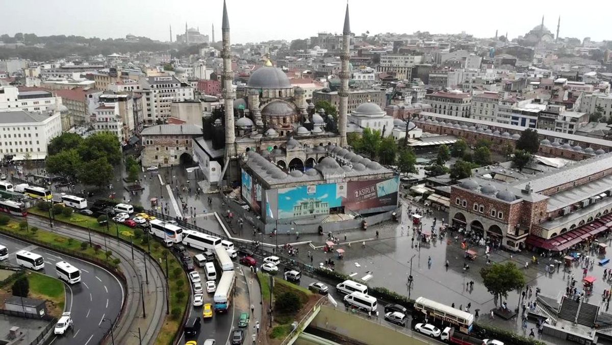 Şiddetli yağış sonrası Eminönü\'ndeki son durum havadan görüntülendi