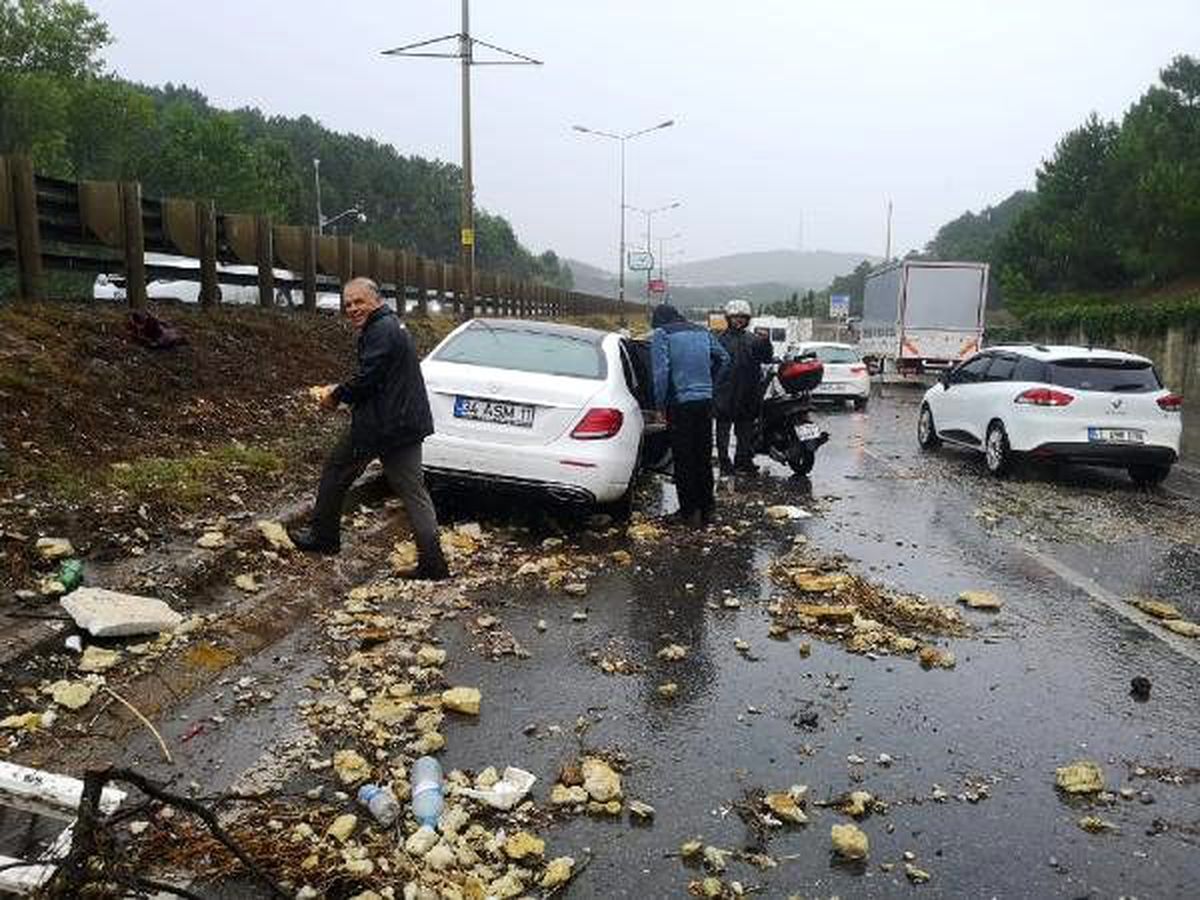 Şile yolu\'nda dere taştı bir araç mahsur kaldı