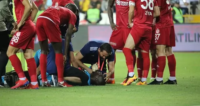 Sivasspor kalecisi Samassa, ambulansla sahayı terk etti ...