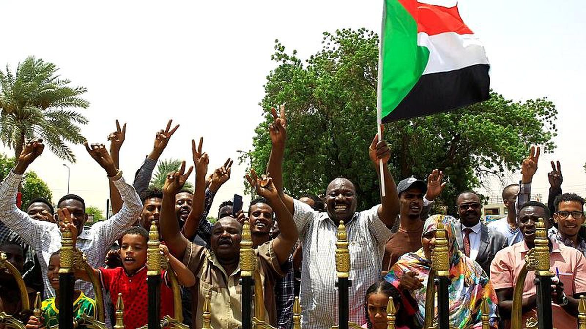 Sudan\'da askeri yönetim ve sivil muhalefet Anayasal Bildiri Anlaşması\'nı imzaladı