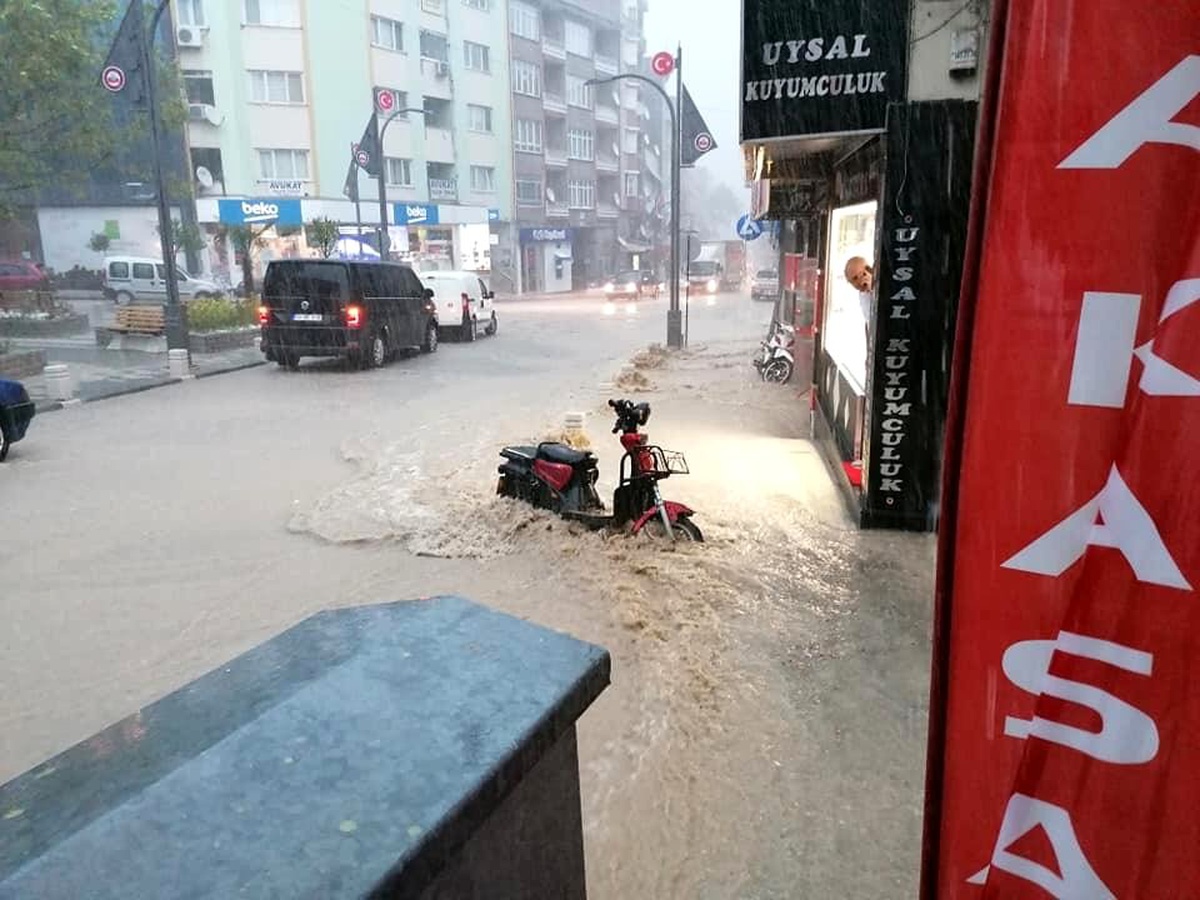 Susurluk\'ta başlayan yağış hayatı olumsuz etkiledi