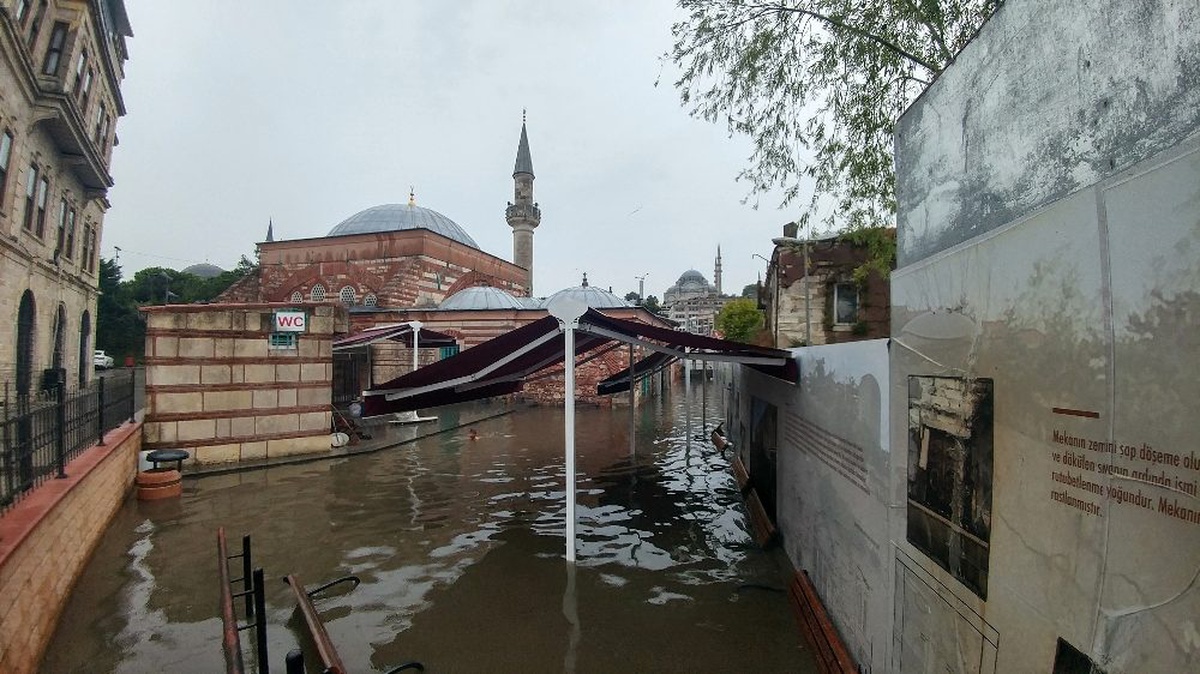Tarihi Ahi Çelebi Camisi sular altında kaldı