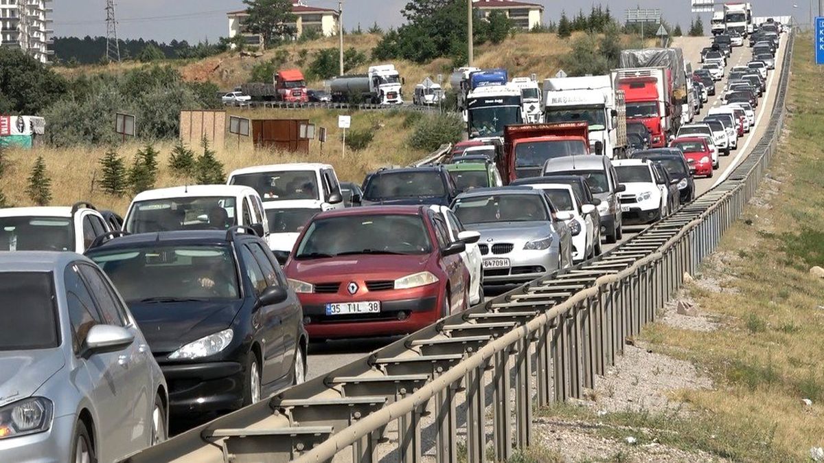 Tatil bitti, trafik yoğunluğu bitmedi