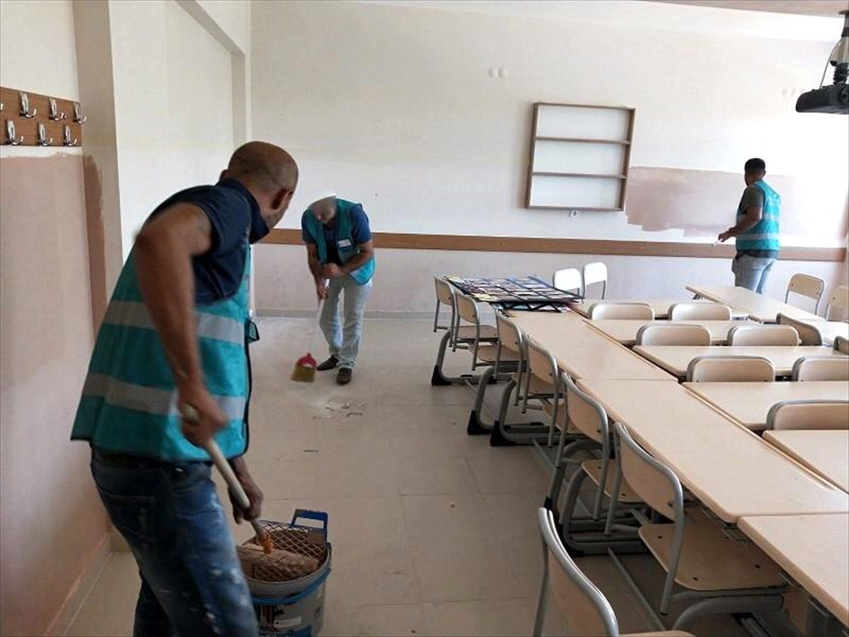 Tekirdağ\'da hükümlüler okulları temizliyor