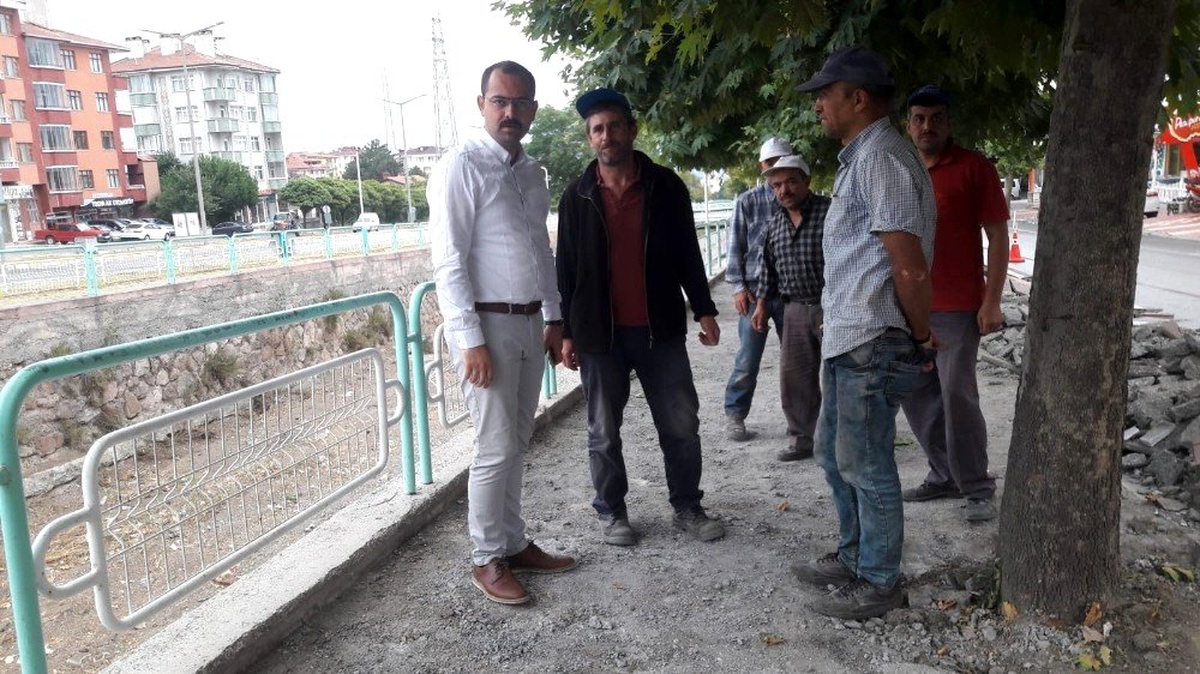 Tosya Belediyesi yaya yollarını yeniliyor