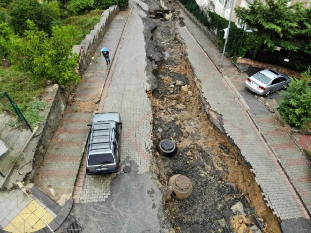Üsküdar Bosna bulvarında yoğun yağış, yol çökmesine neden oldu