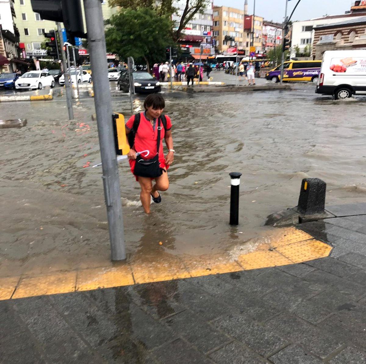 Üsküdar\'da denizle kara birleşti
