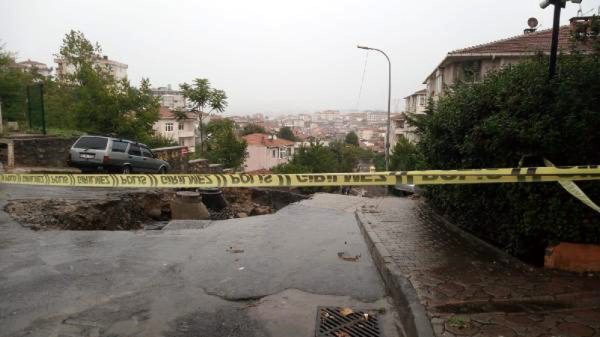 Üsküdar\'da yolda çökme