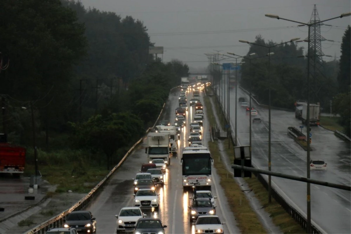 Yağış nedeniyle D-100\'de trafik durma noktasına geldi