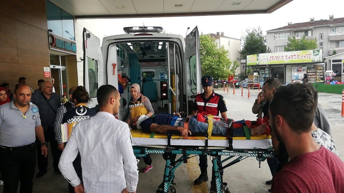 Yağmurda kontrolden çıkan otomobil yayaya çarptı