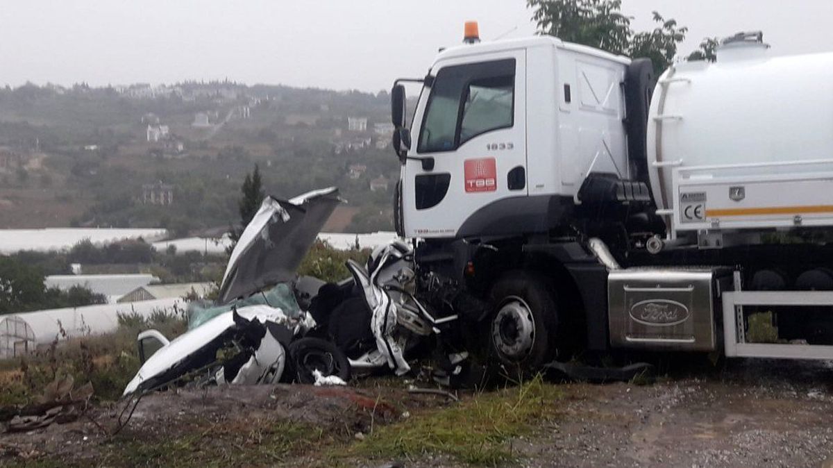 Yalova\'da kontrolden çıkan vidanjör 3 araca çarptı: 5 yaralı