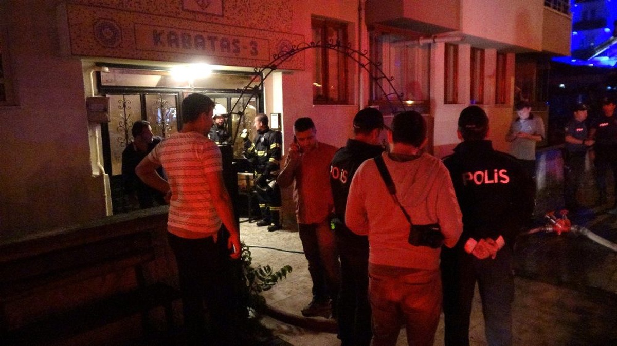 Yangın çıkan evde yaralanan genci komşuları kurtardı