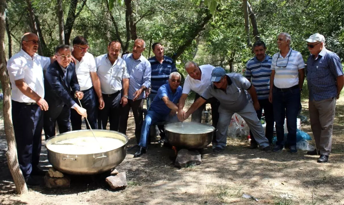 Ahlat\'ta geleneksel ayran aşı şöleni