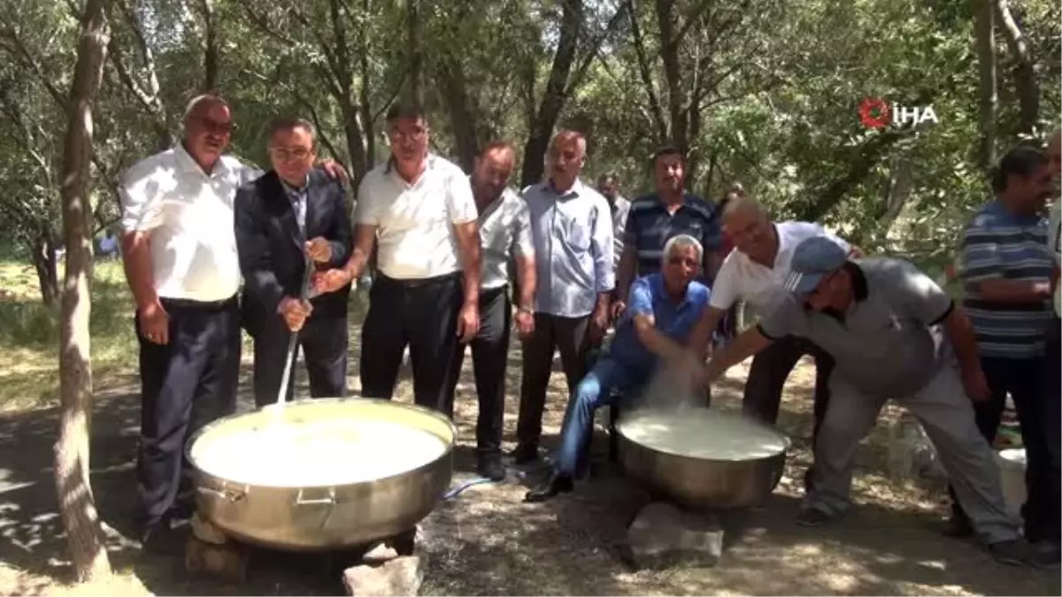 Ahlat\'ta geleneksel "ayran aşı" şöleni