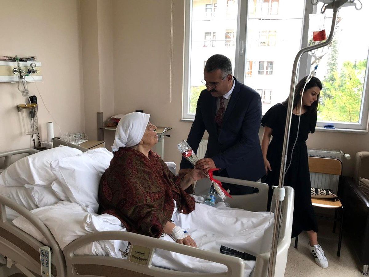 Ahlatcı\'dan yatan hastalara ziyaret