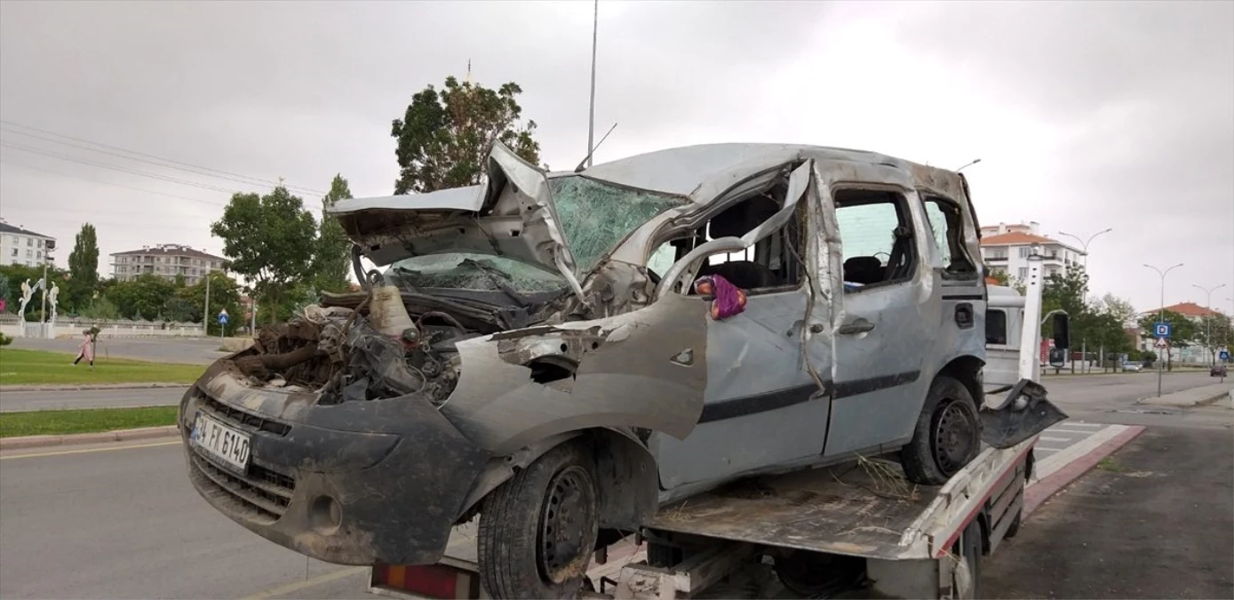 Aksaray\'da hafif ticari araç şarampole devrildi: 6 yaralı