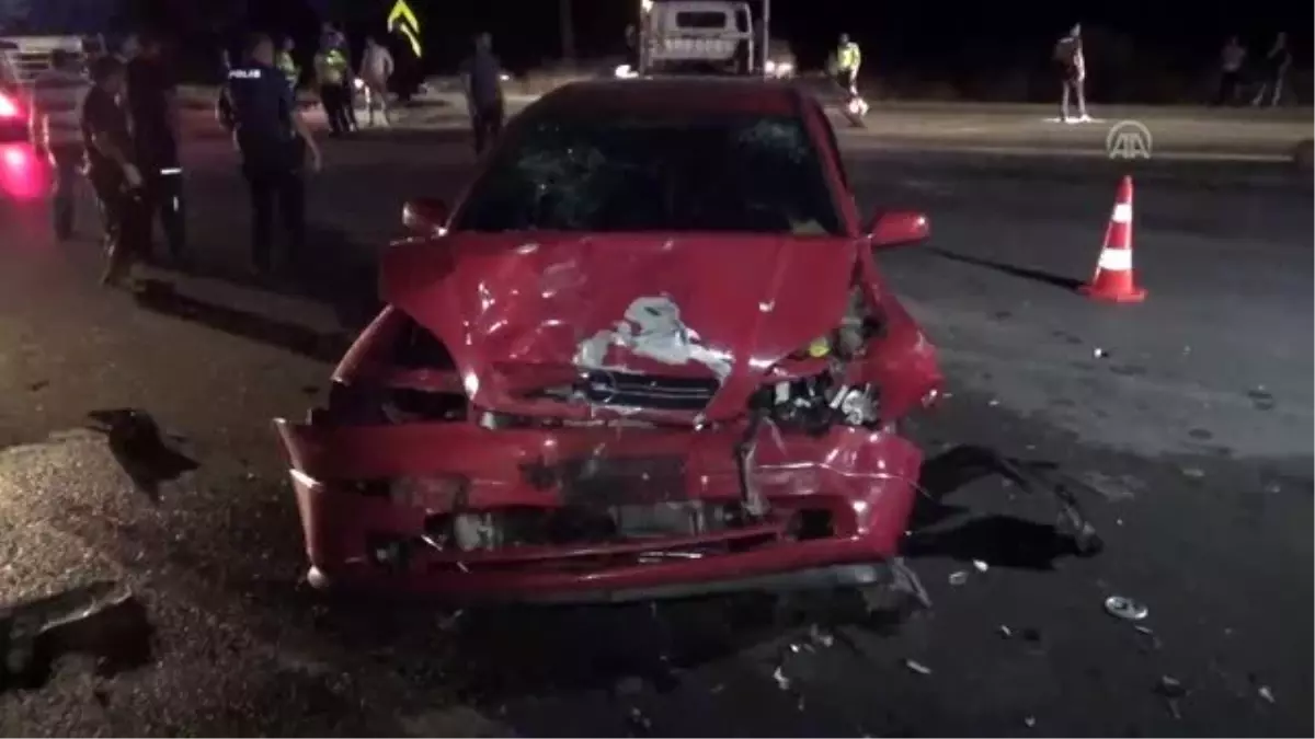 Amasya\'da yolcu minibüsü ile otomobil çarpıştı: 13 yaralı