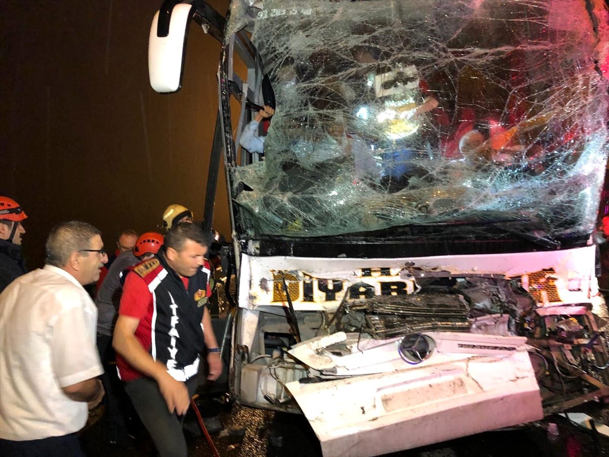 Anadolu Otoyolu\'nda yolcu otobüsü ile tır çarpıştı