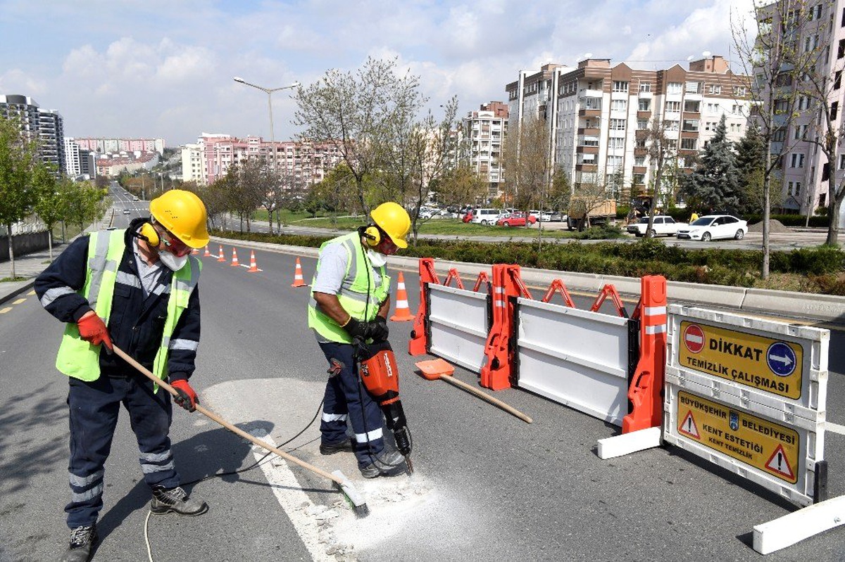 Ankara Büyükşehir Belediyesi cadde ve sokaklardaki beton kalıntılarını temizliyor