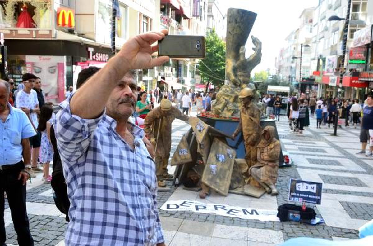 Avcılar\'da depreme dikkat çekmek için "Heykel Adam" oldular