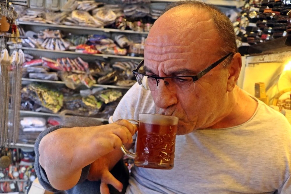 Doğuştan elleri olmayan yaşlı adam, ayaklarıyla çay demleyip içiyor