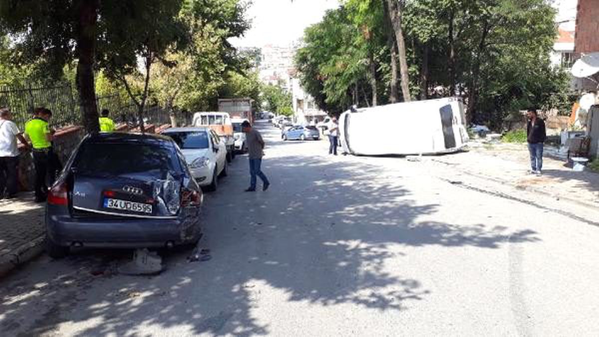 Bağcılar\'da 3 araca çarparak devrilen minibüsteki 3 kişi yaralandı