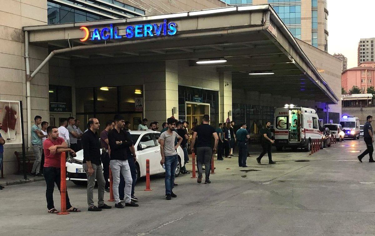 Balkondan düşen şahıs ağır yaralandı