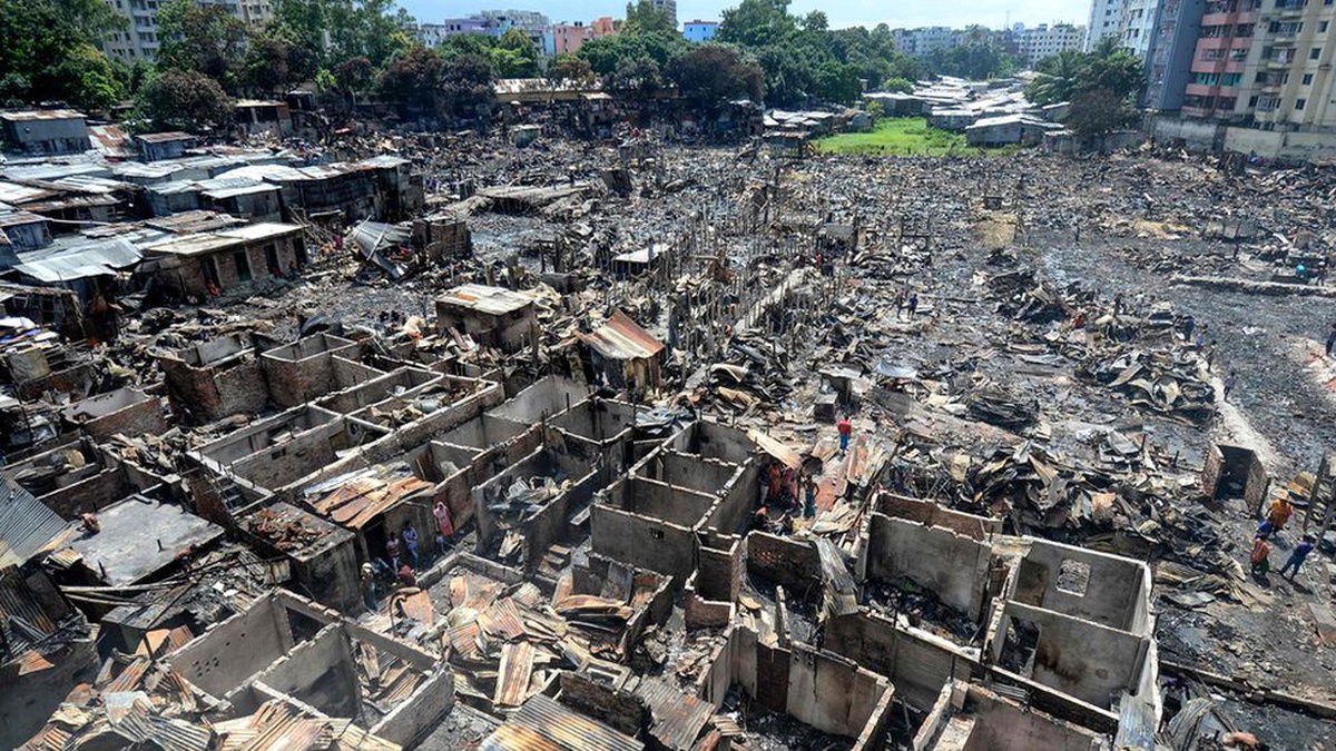 Bangladeş\'in gecekondu mahallesinde yangın: 15 bin ev yandı