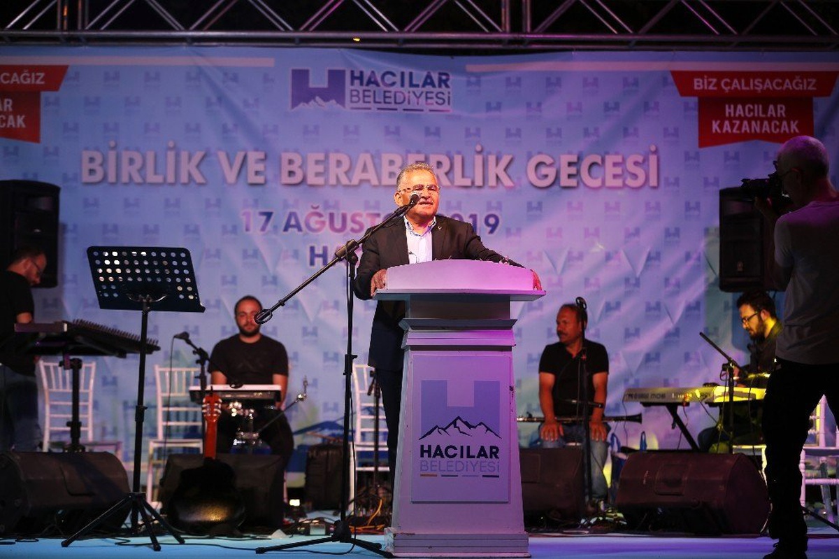 Başkan Büyükkılıç, Hacılar\'da yapılan Birlik ve Beraberlik Gecesi\'ne katıldı