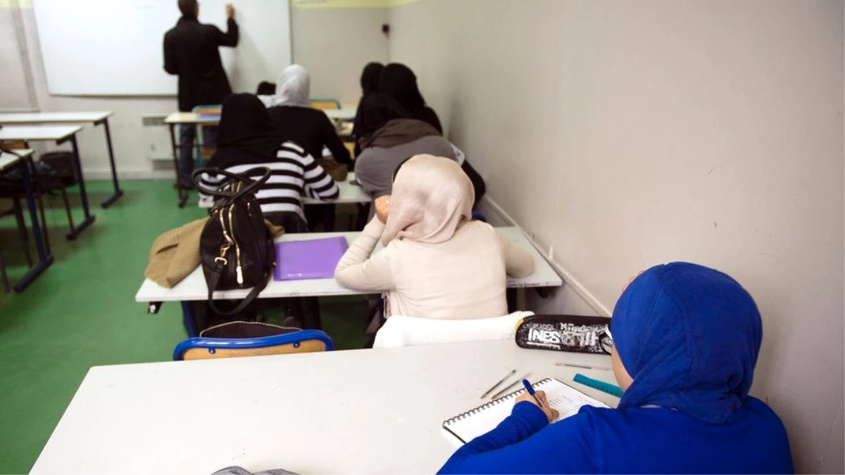 Belçika\'da Flaman kesimindeki okullarda başörtüsü resmen yasaklanıyor