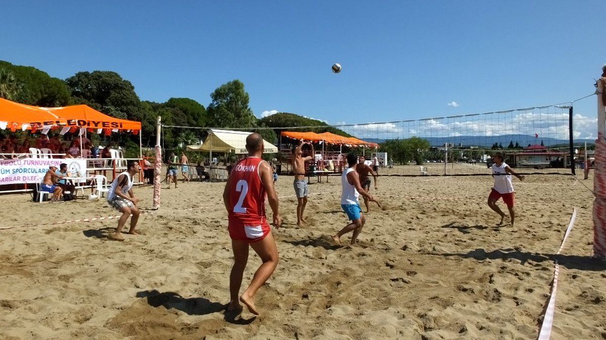 Burhaniye\'de plaj voleybolu heyecanı