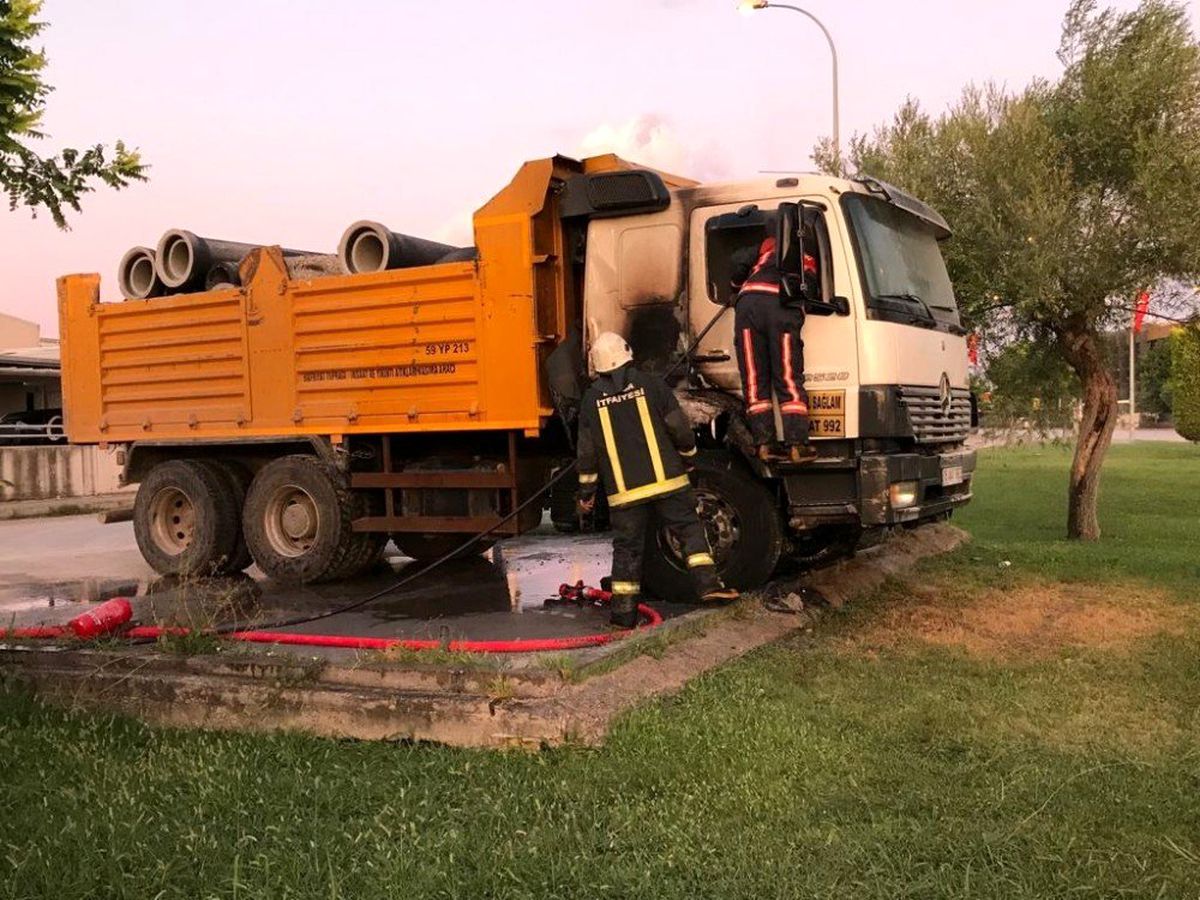 Bursa\'da park halindeki kamyon alev alev yandı