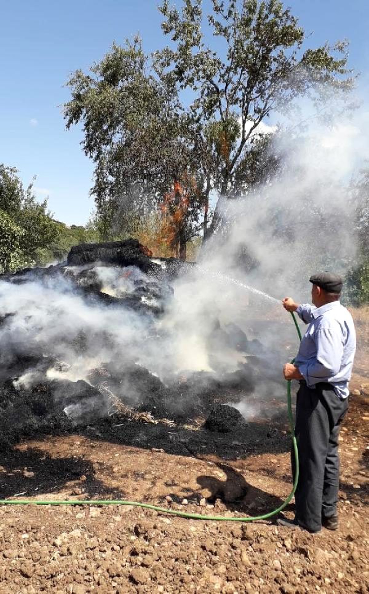 Depo yangınında, 300 balya saman kül oldu