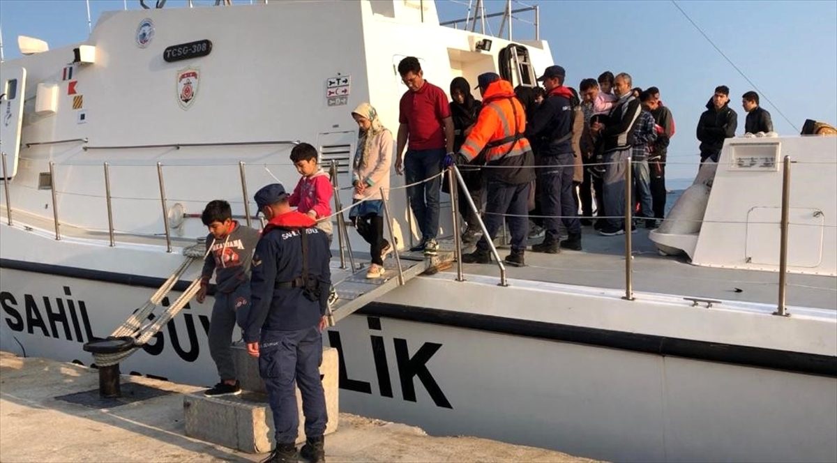 Ege Denizi\'nde 42 düzensiz göçmen yakalandı