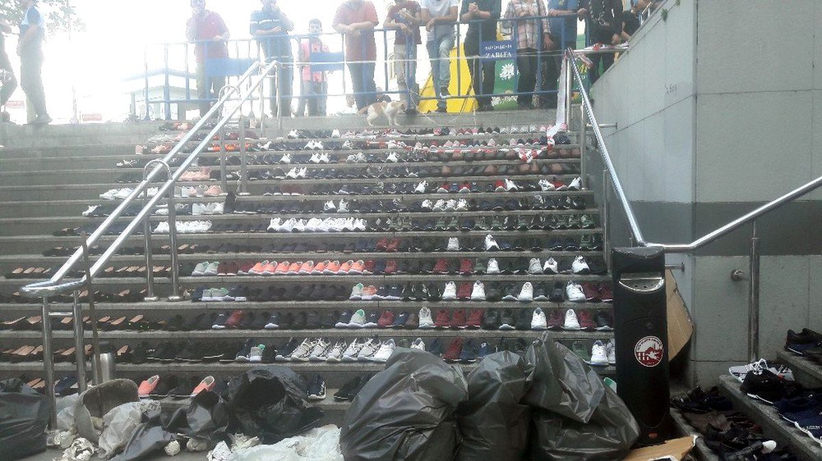 Eminönü\'nde esnaf, su baskınından kurtardığı ayakkabıları merdivenlere serdi