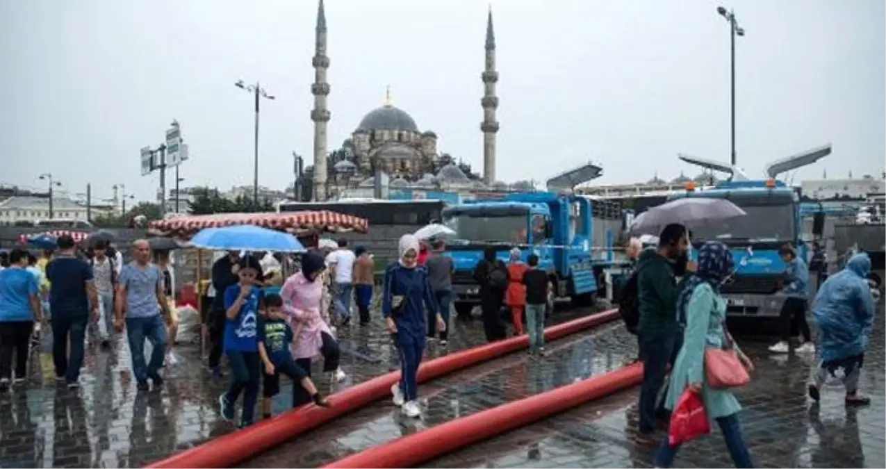 Eminönü\'nde sular çekildi! İşte sel felaketinin ardından son durum