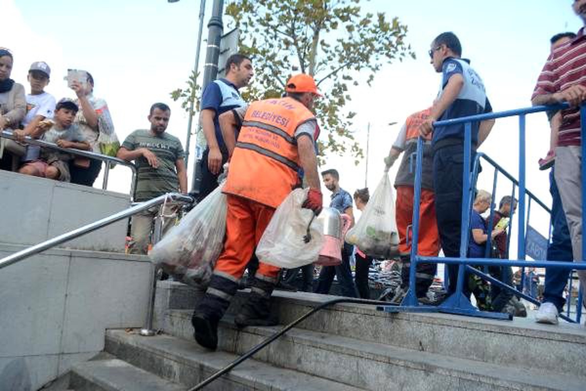 Eminönü yeraltı çarşısında esnaf kurtardığı ayakkabıları kuruması için merdivenlere sıraladı