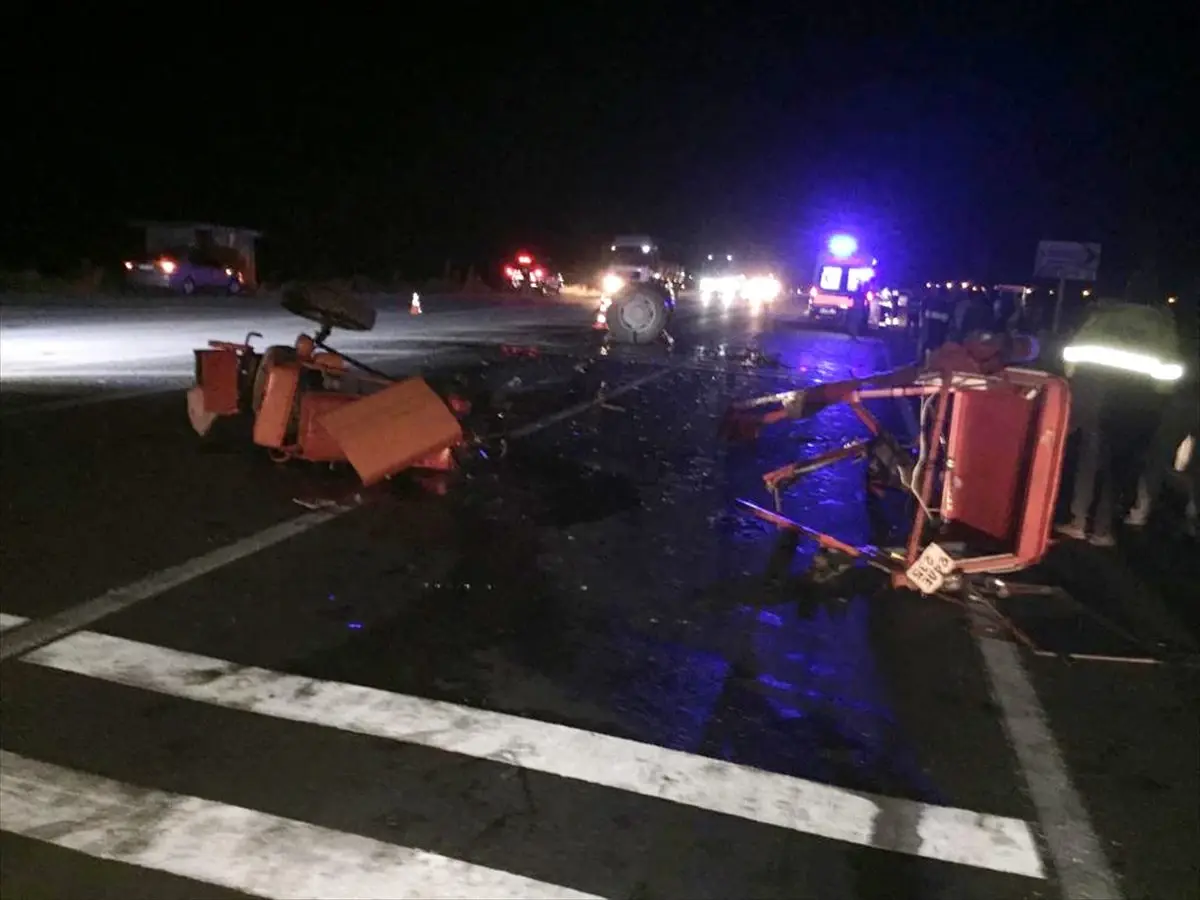 Erzincan\'da traktör ile otomobil çarpıştı: 3 yaralı