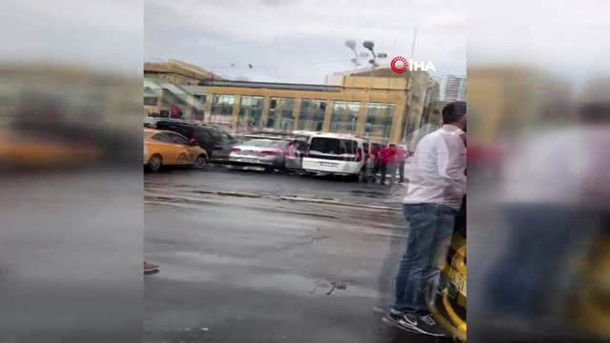 Esenler Otogarı\'nda bayram dönüşü \'taksi\' çilesi...Taksi sürücüsü polise rağmen yolcuyu almak...