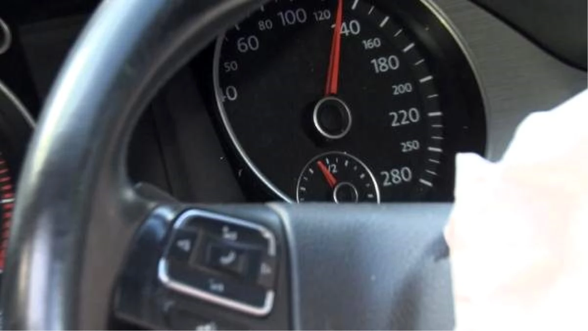 Fatih\'te kaza yapan aracın hız ibresi 130 kilometrede takılı kaldı