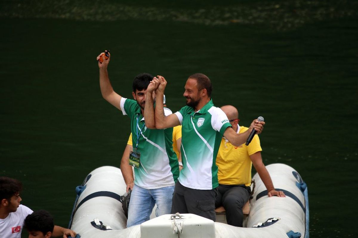 Festival gölün içinde oynanan horonla başladı