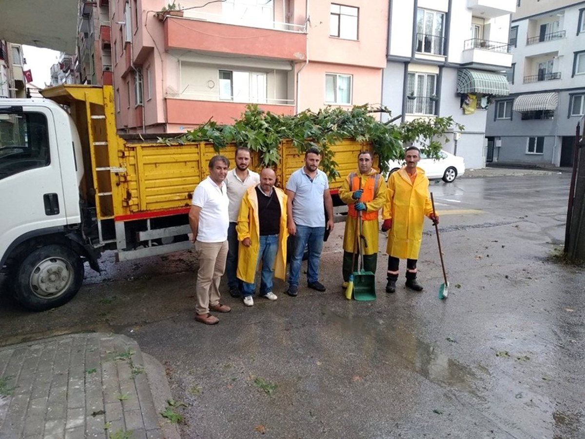 Gemlik Belediyesi ekiplerinden fırtınaya karşı tam not