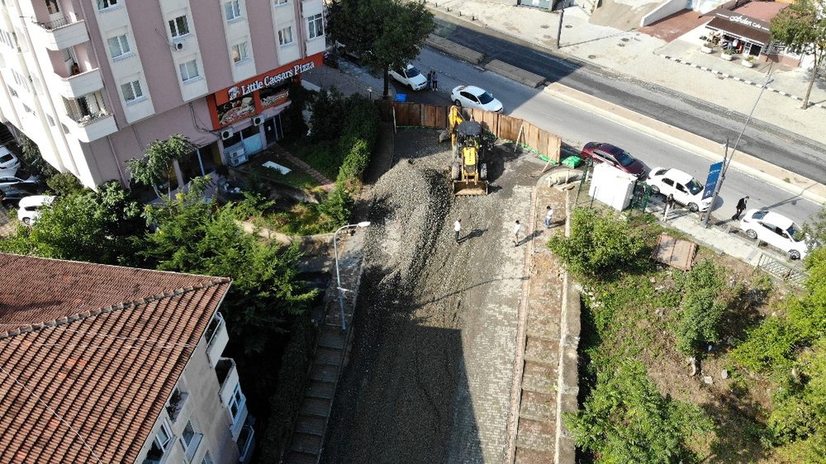 Göktürk Sokak\'ta çöken yolda çalışmalar sürüyor