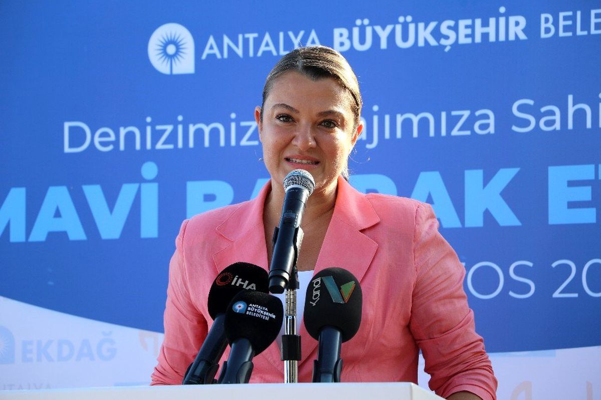 Gün batımında plajda çöp topladılar