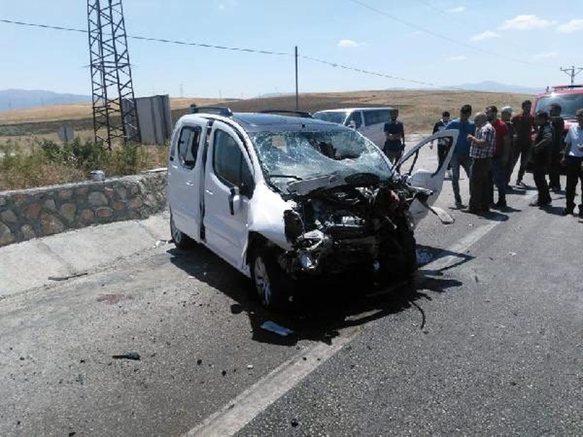 Hafif ticari araç istinat duvarına çarptı: 1 ölü, 4 yaralı