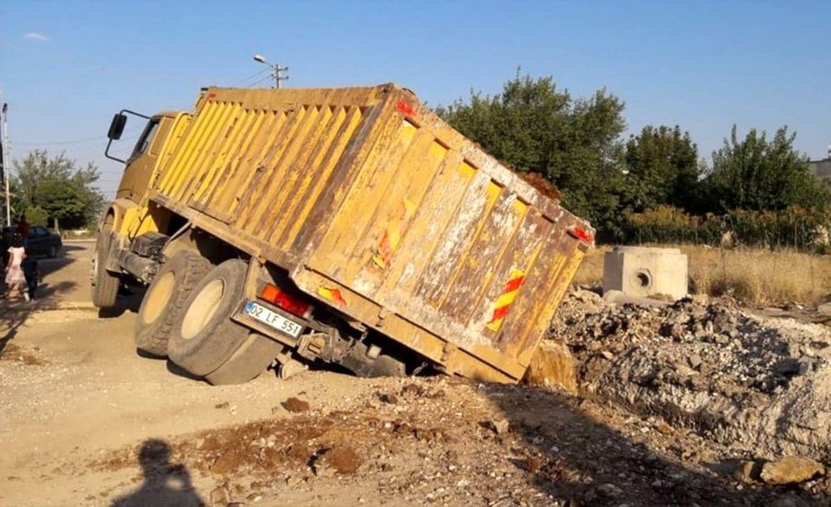 Hafriyat kamyonu çukura düştü