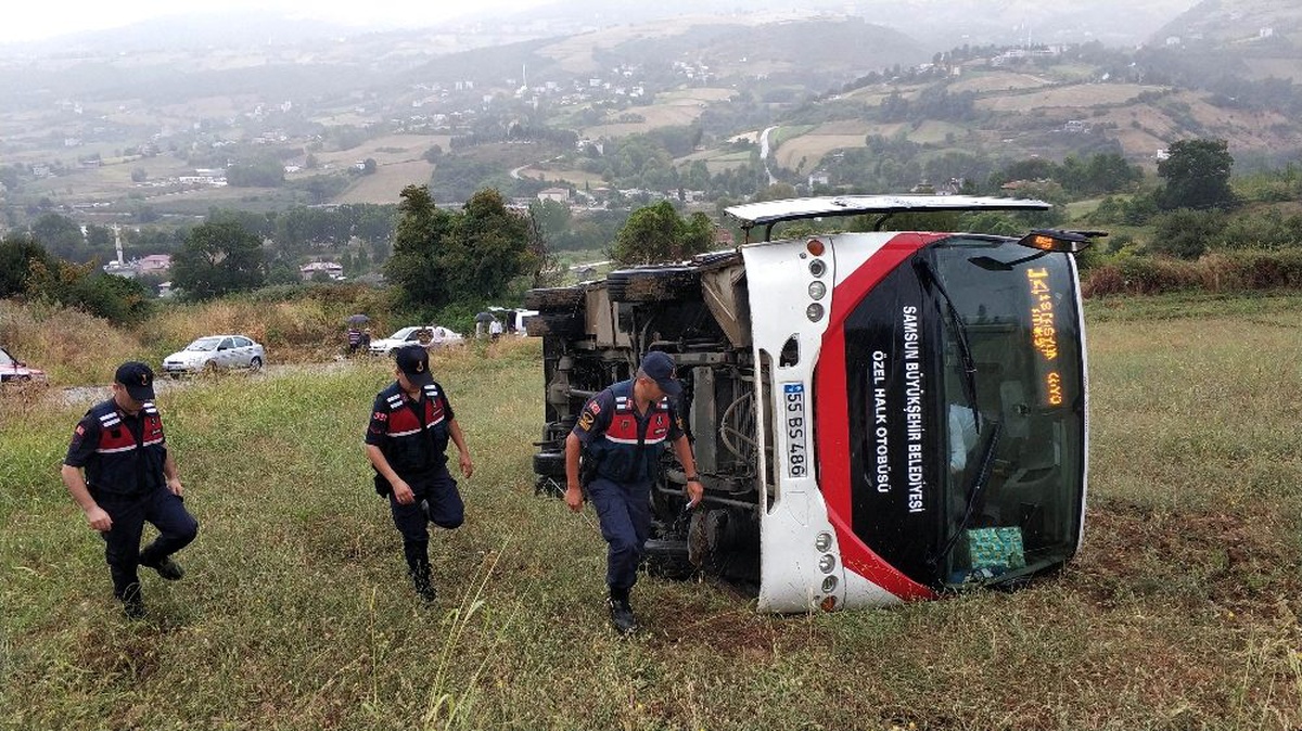 Halk otobüsü tarlaya yuvarlandı: 4 yaralı