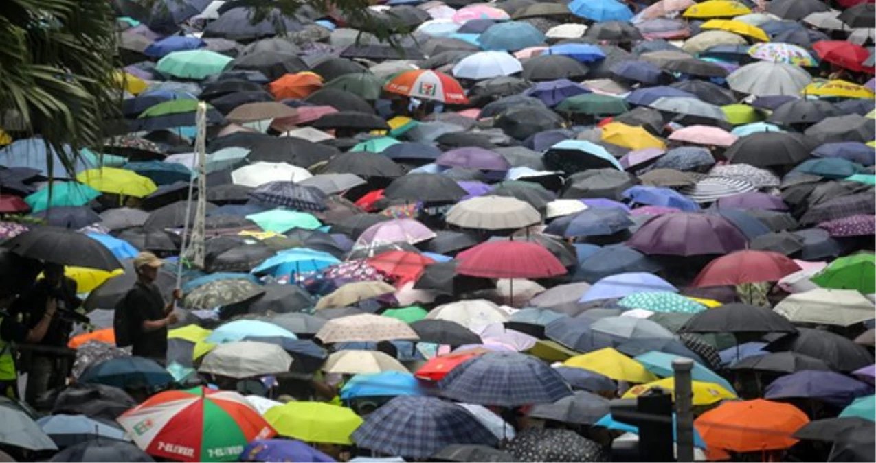 Hong Kong\'da hükümet karşıtı protestolar yağmura rağmen devam ediyor