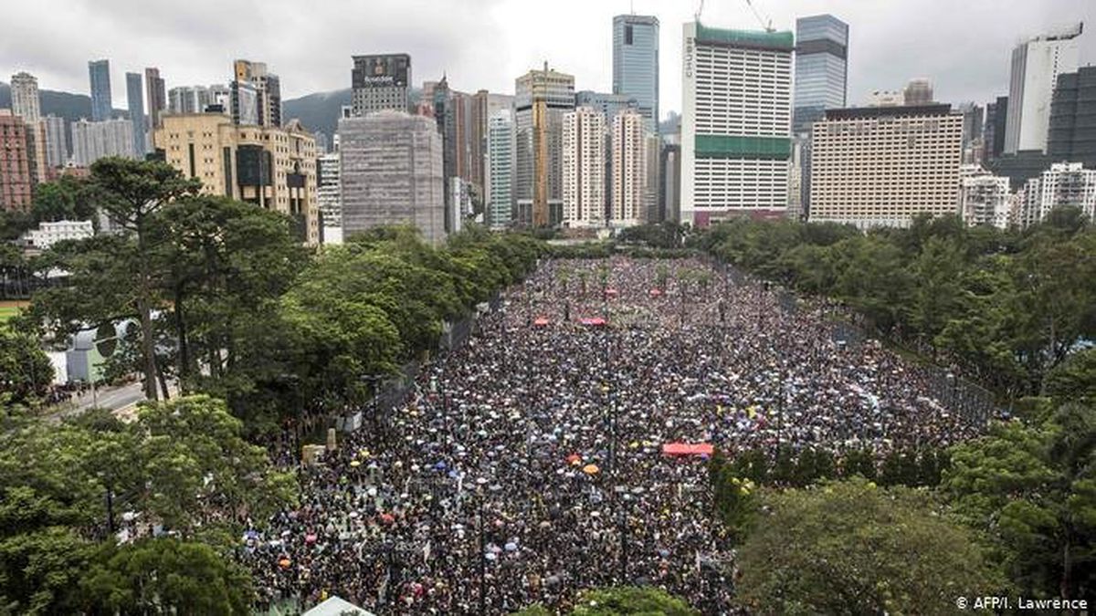 Hong Kong\'da on binlerden barışçıl protesto